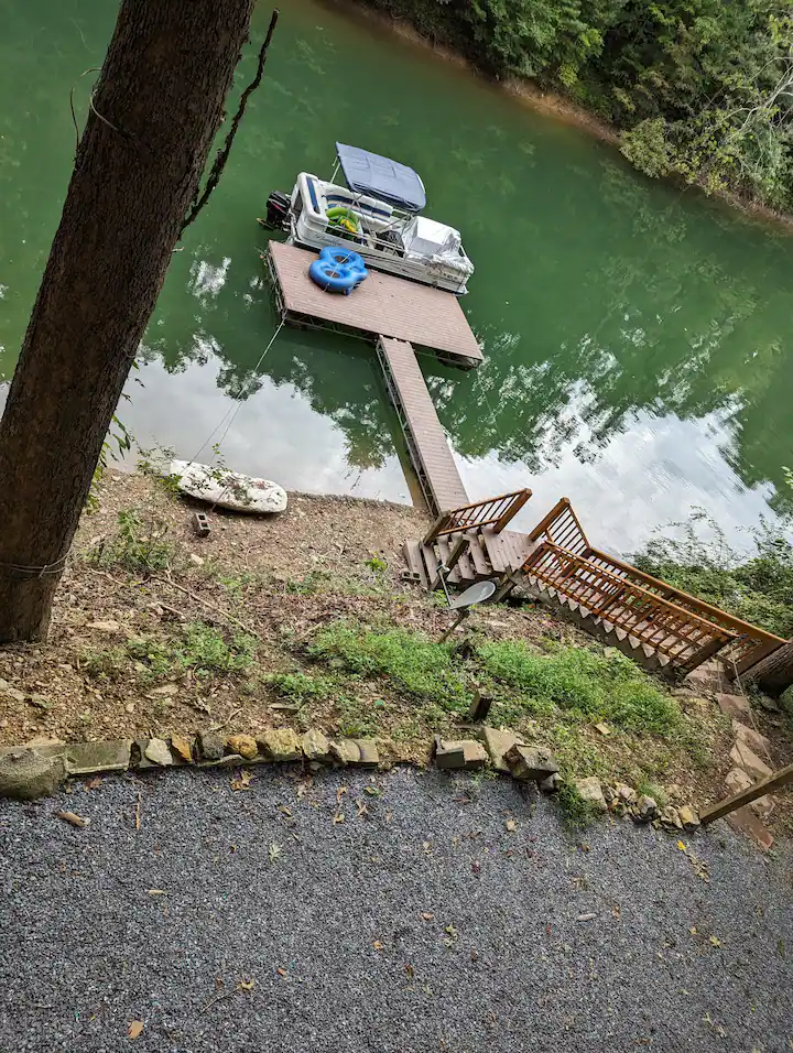 Ms Dixie’s Lakefront Cabin