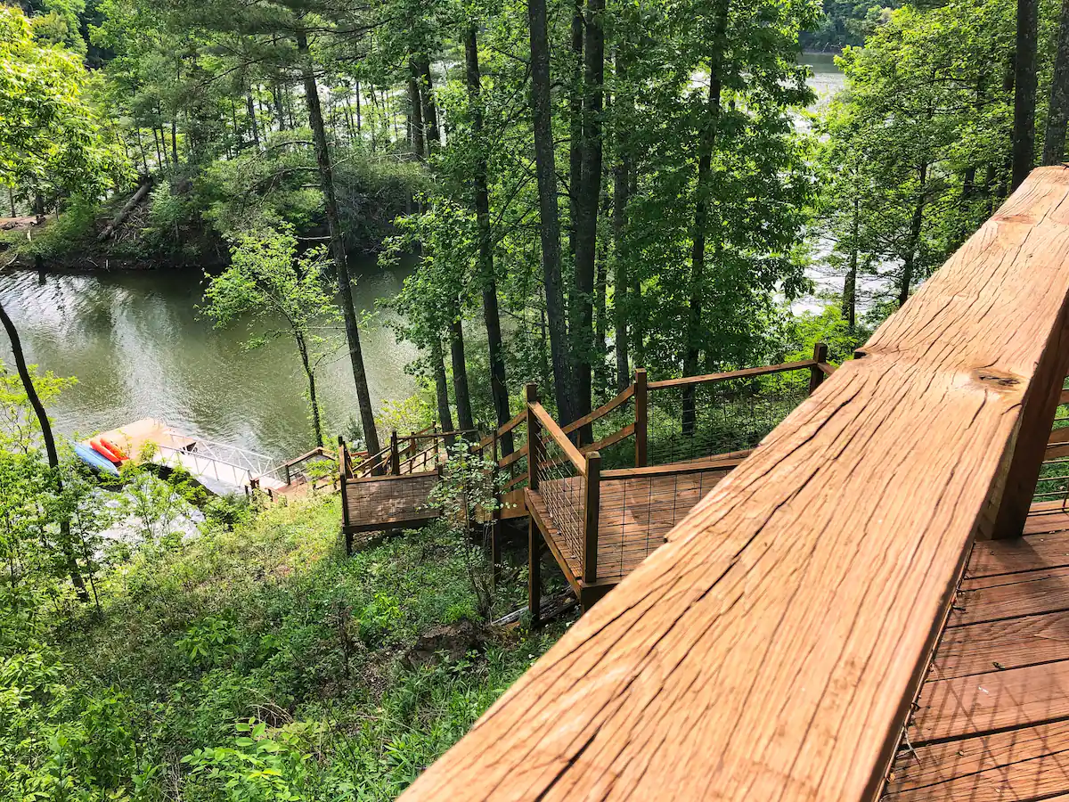 Secluded lakefront chalet